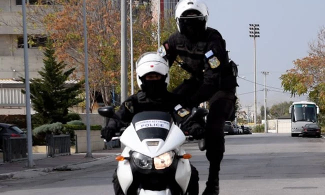 Πολύ σκληρές εικόνες: Αστυνομικοί της ΔΙΑΣ σώζουν έγκυο γυναίκα από τροχαίο! (εικόνες)